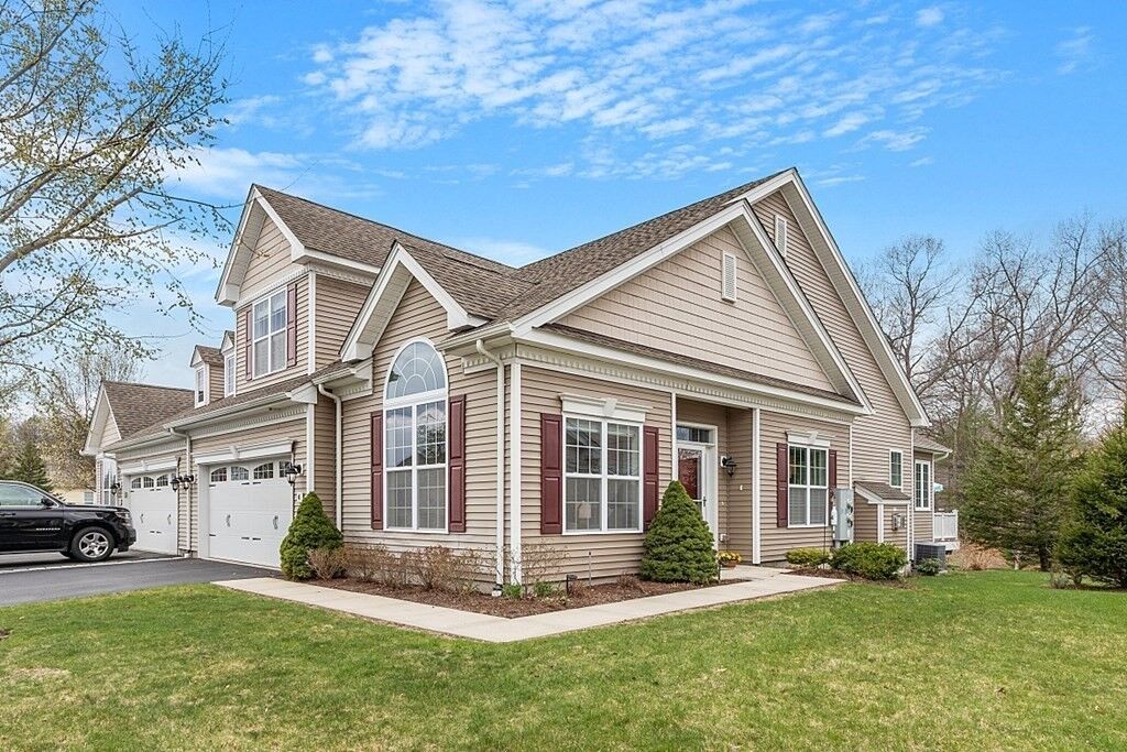 Property Photo:  4 Herrick Drive 4  MA 01844 