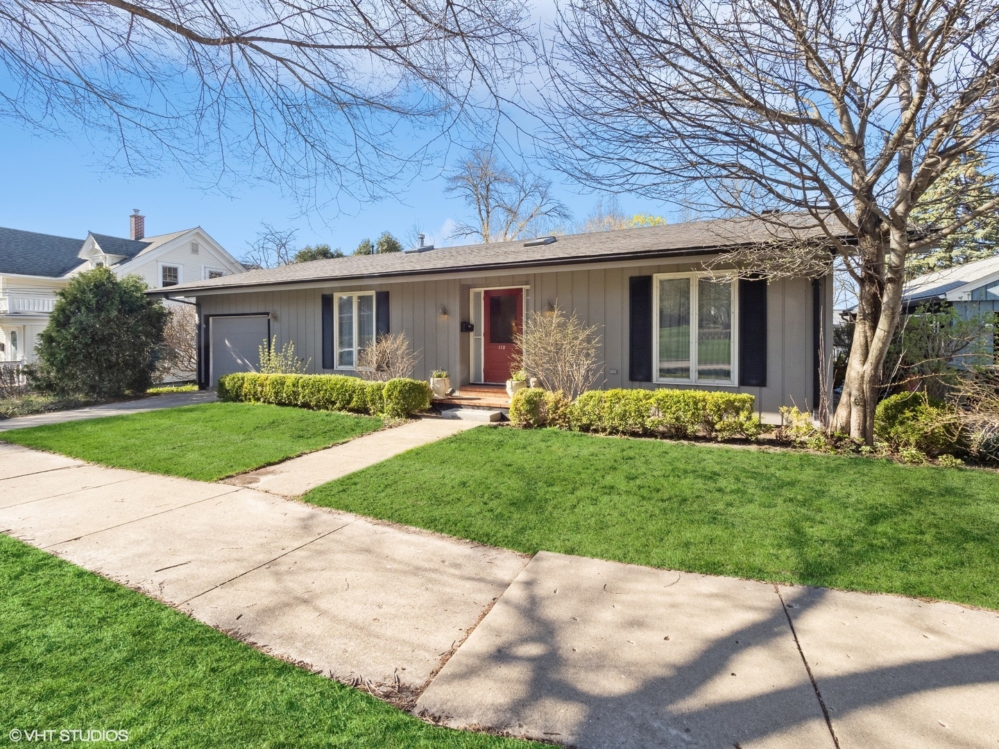 Property Photo:  112 E Hillside Avenue  IL 60010 