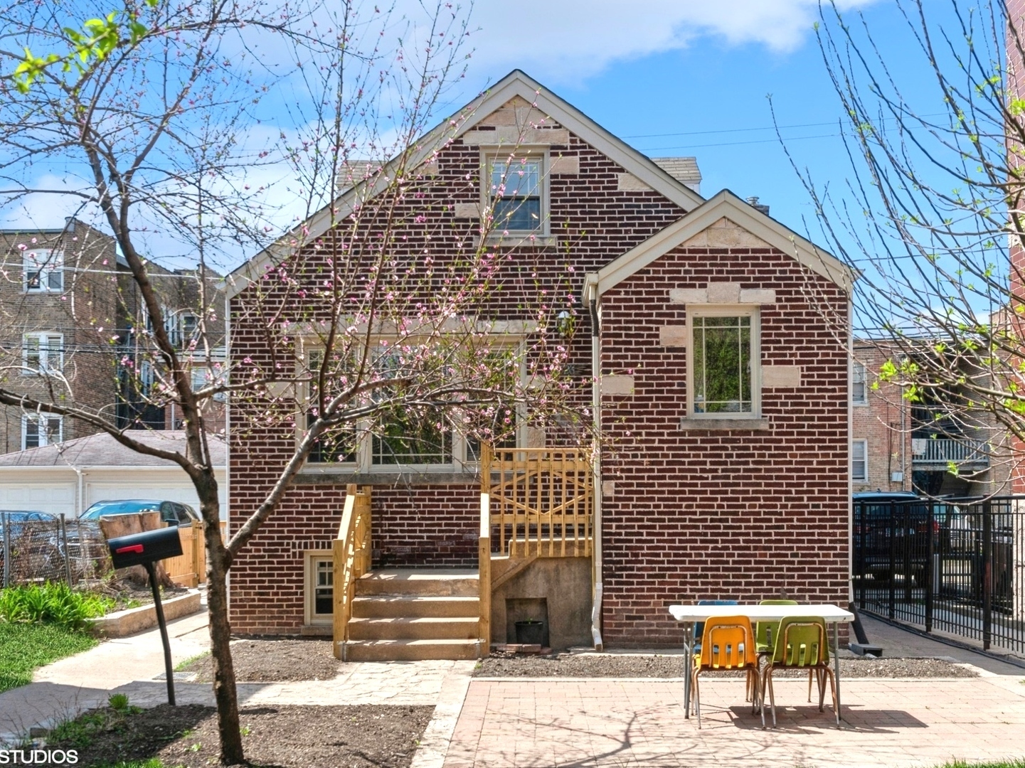 Property Photo: 6526 N Francisco Avenue IL 60645