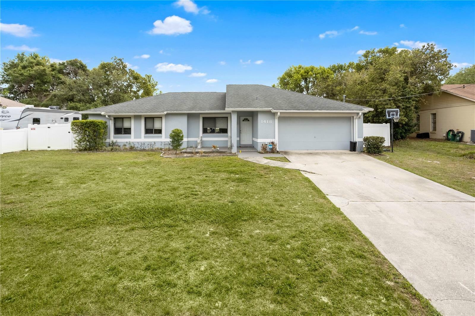 Property Photo: 1418 Roseboro Drive FL 32725