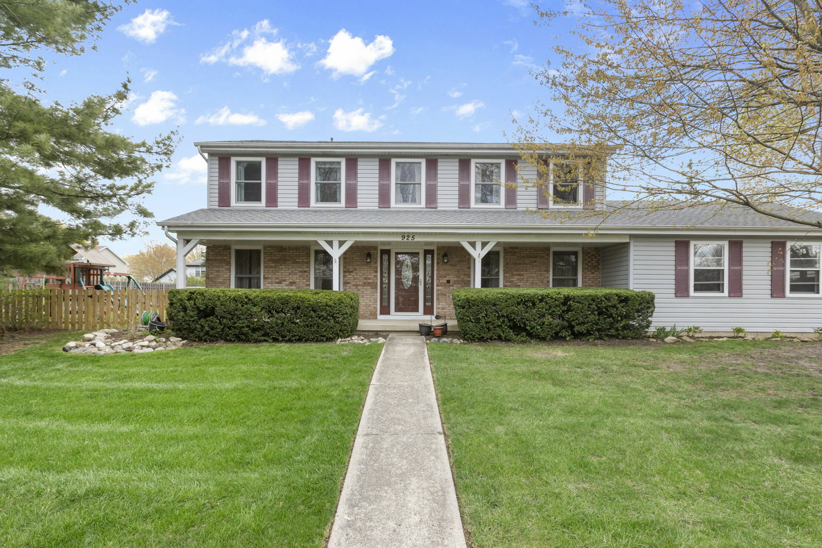 Property Photo:  925 Carriage Drive  IL 60102 