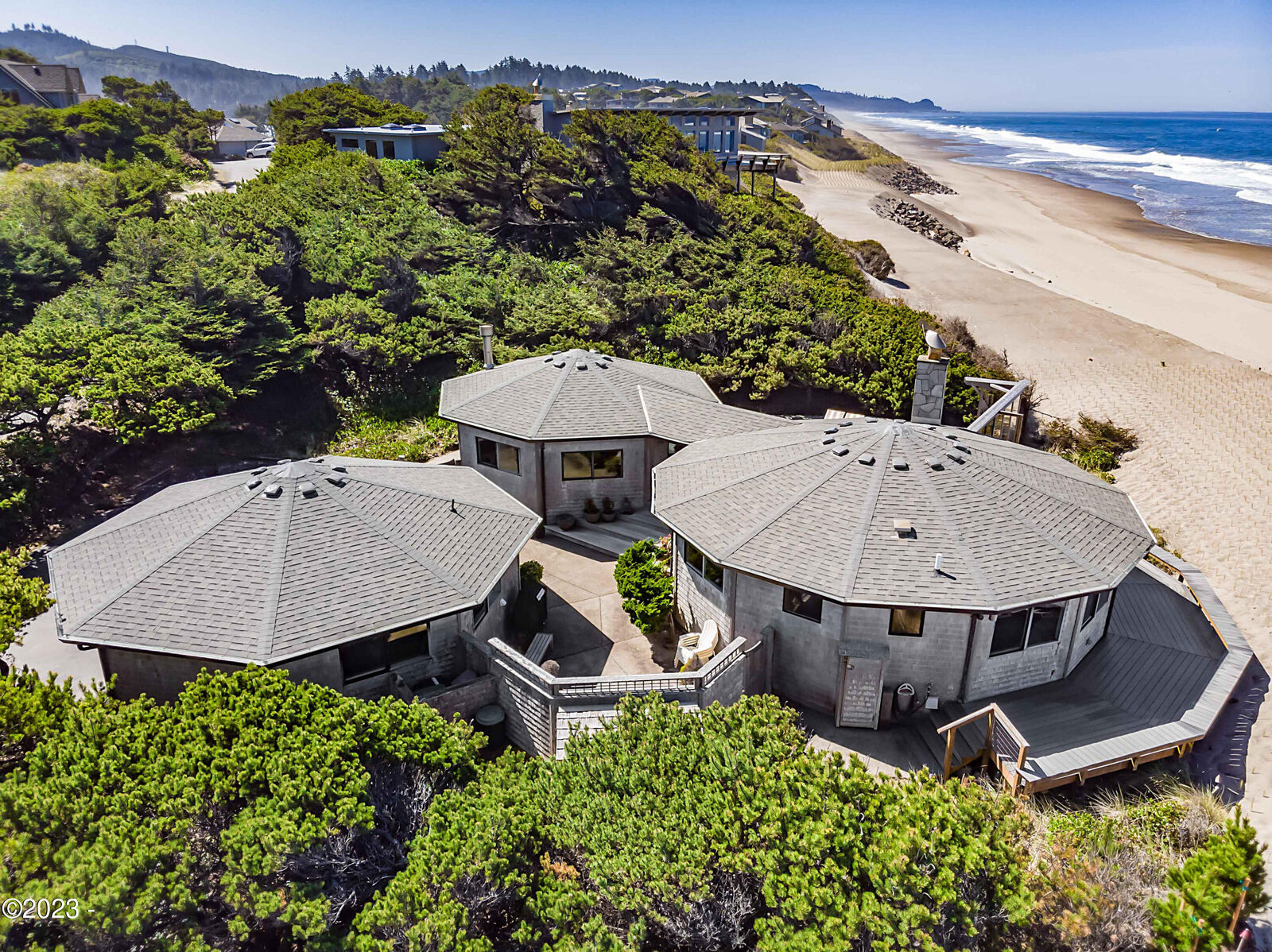 Property Photo: 24 S Lagoon Lane OR 97388
