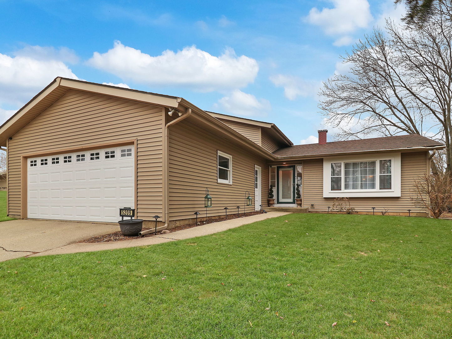 Property Photo:  5209 Wellington Drive  IL 60050 