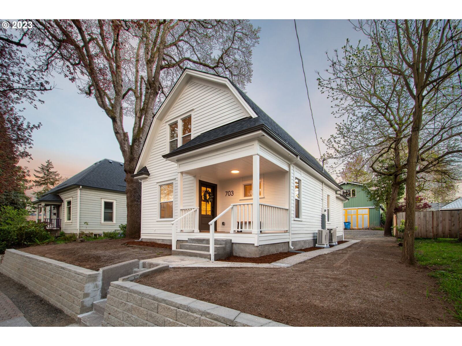 Property Photo:  703 W McLoughlin Blvd  WA 98660 