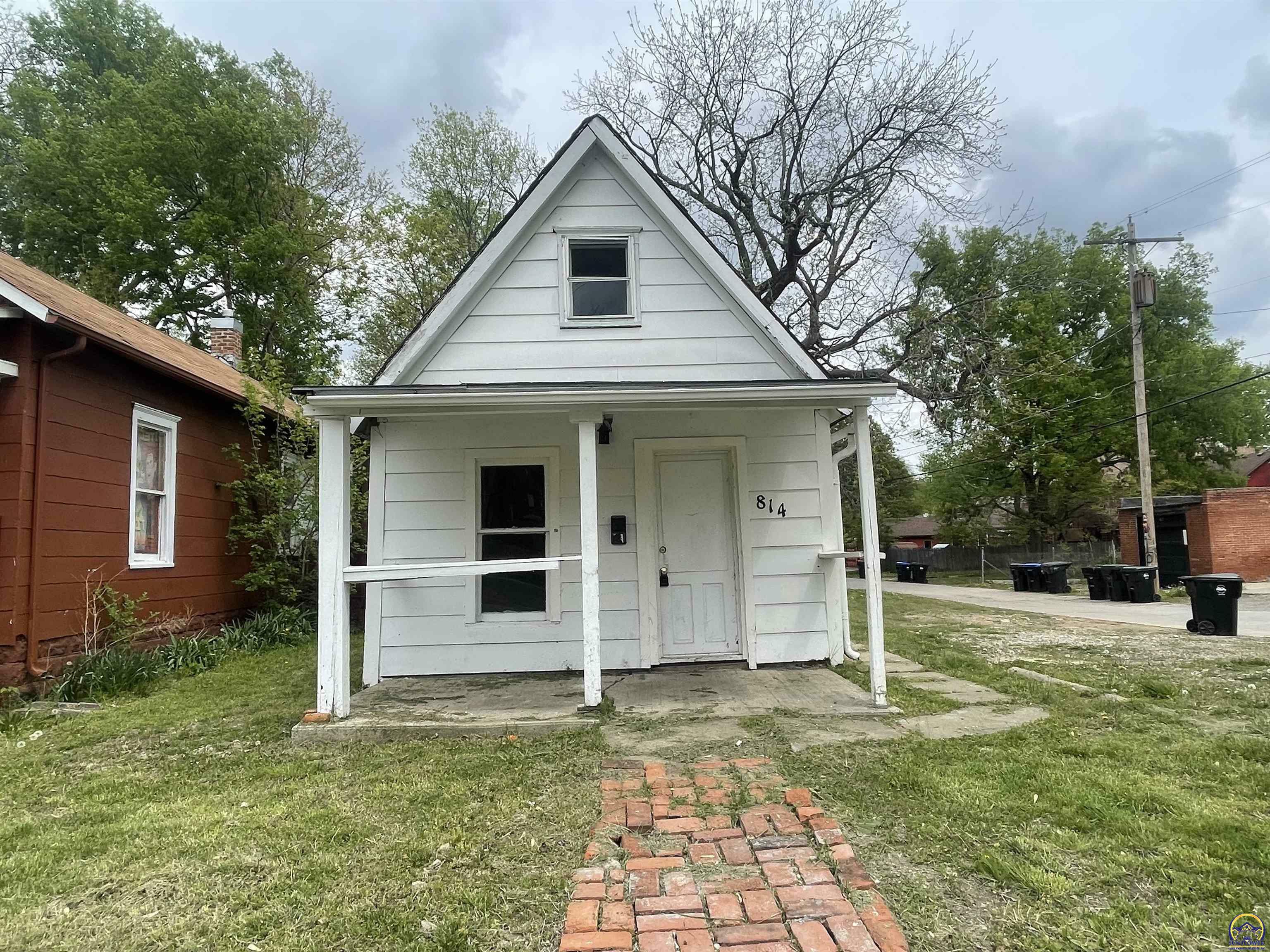 Property Photo:  814 SW 5th St  KS 66603 