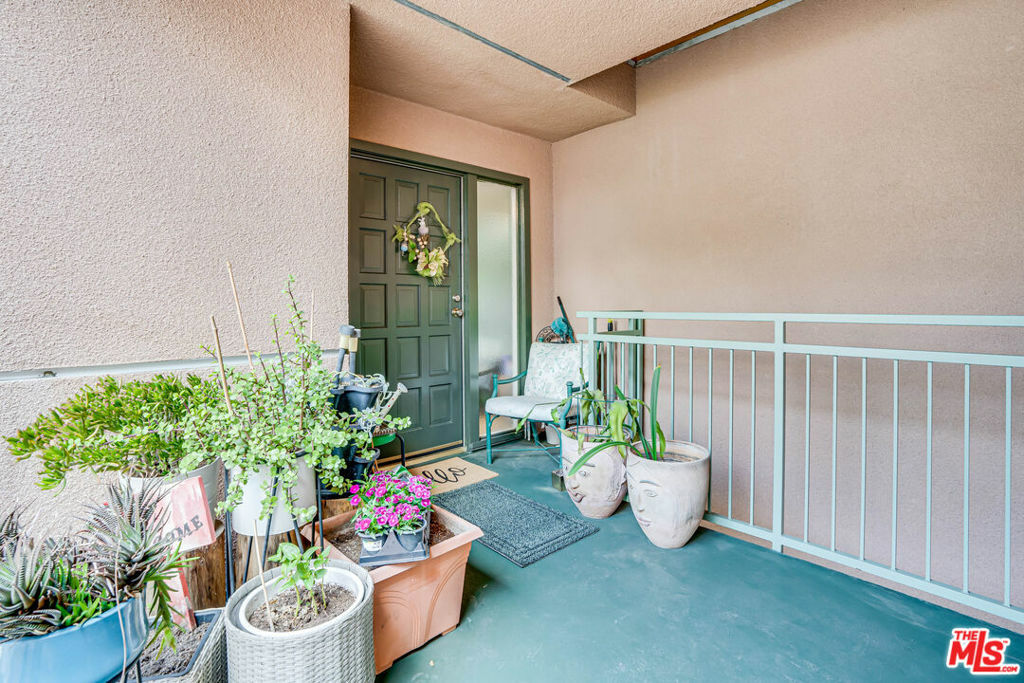 Property Photo:  5301 Balboa Boulevard G4  CA 91316 