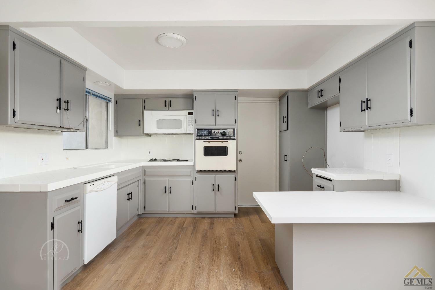 Property Photo: 2304 Sandpiper Road CA 93309
