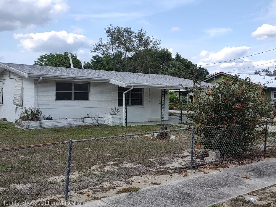 Property Photo:  131 E Camphor Street  FL 33825 