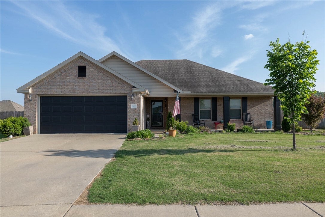 Property Photo:  927 White Oak Street  AR 72727 