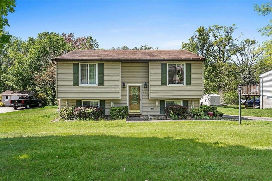 Property Photo:  400 Partridge Run Rd  PA 15044 