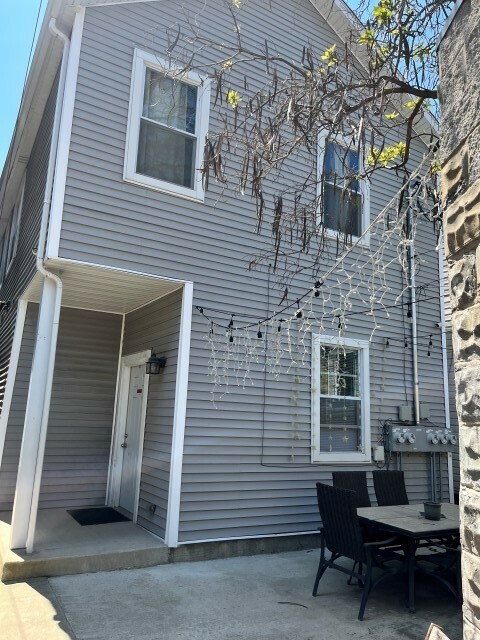 Property Photo: 2310 W Grand Avenue 2S IL 60612