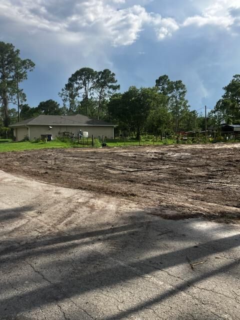 Property Photo: 2309 Johns Avenue FL 33920