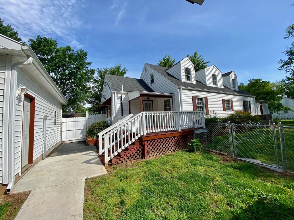 Property Photo:  605 Rose Hill Avenue  VA 23927 