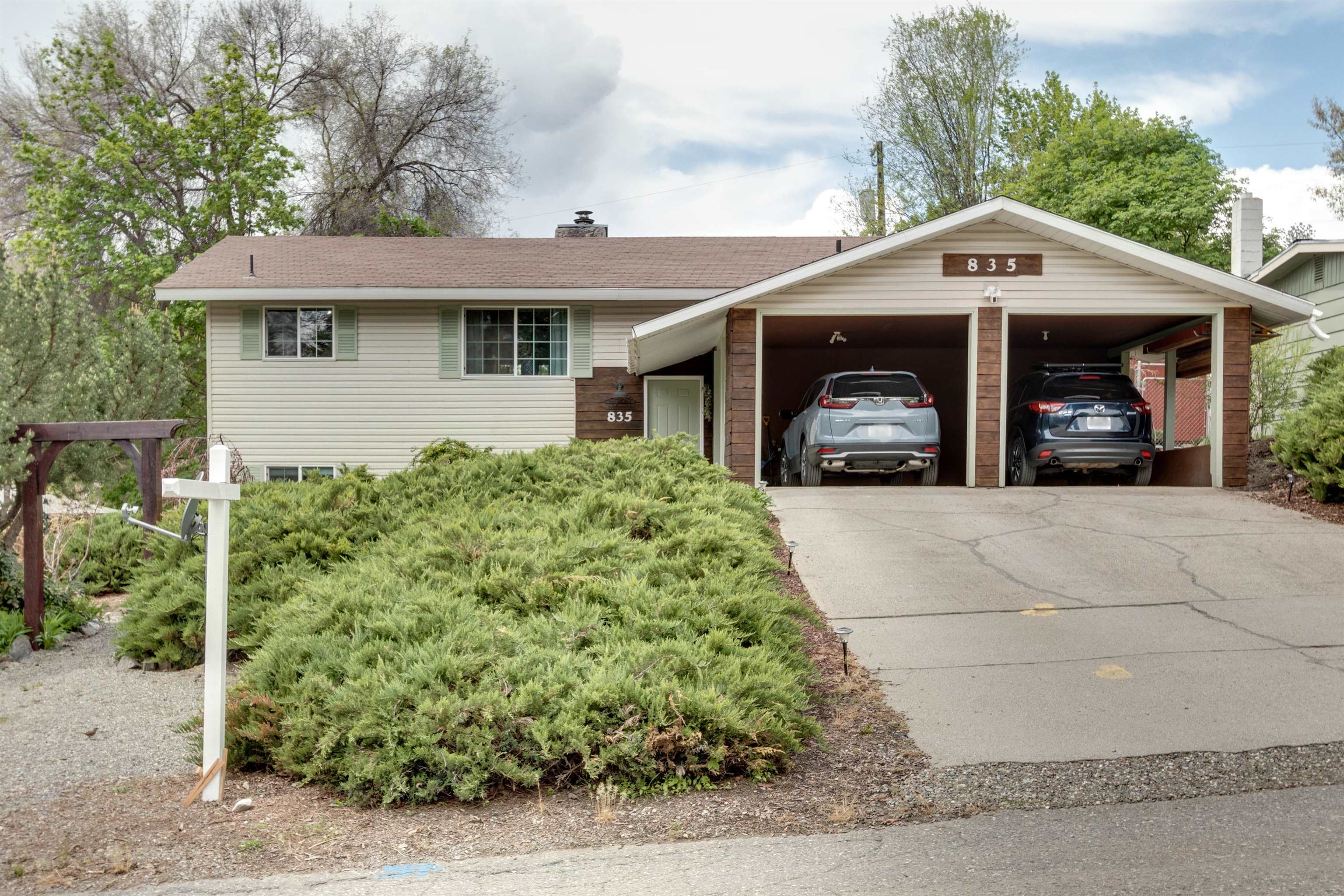 Property Photo:  835 N Alder St  WA 99114 