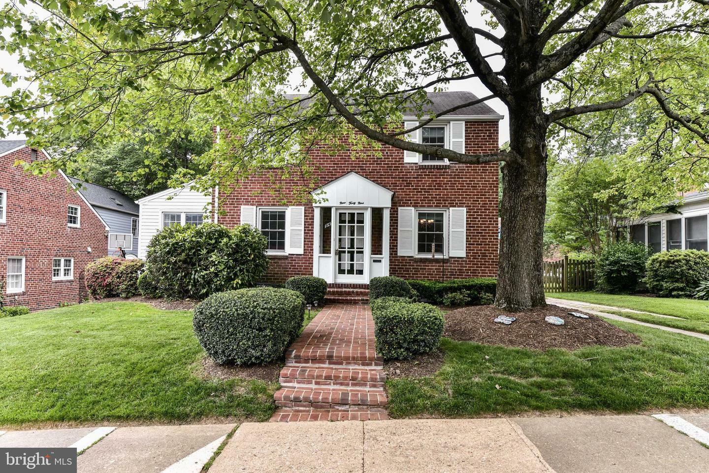 Property Photo:  949 N Potomac Street  VA 22205 