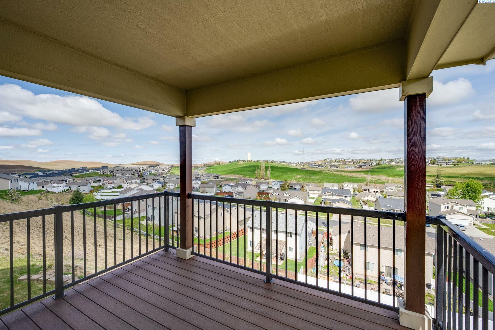 Property Photo: 1390 SW Panorama Drive WA 99163
