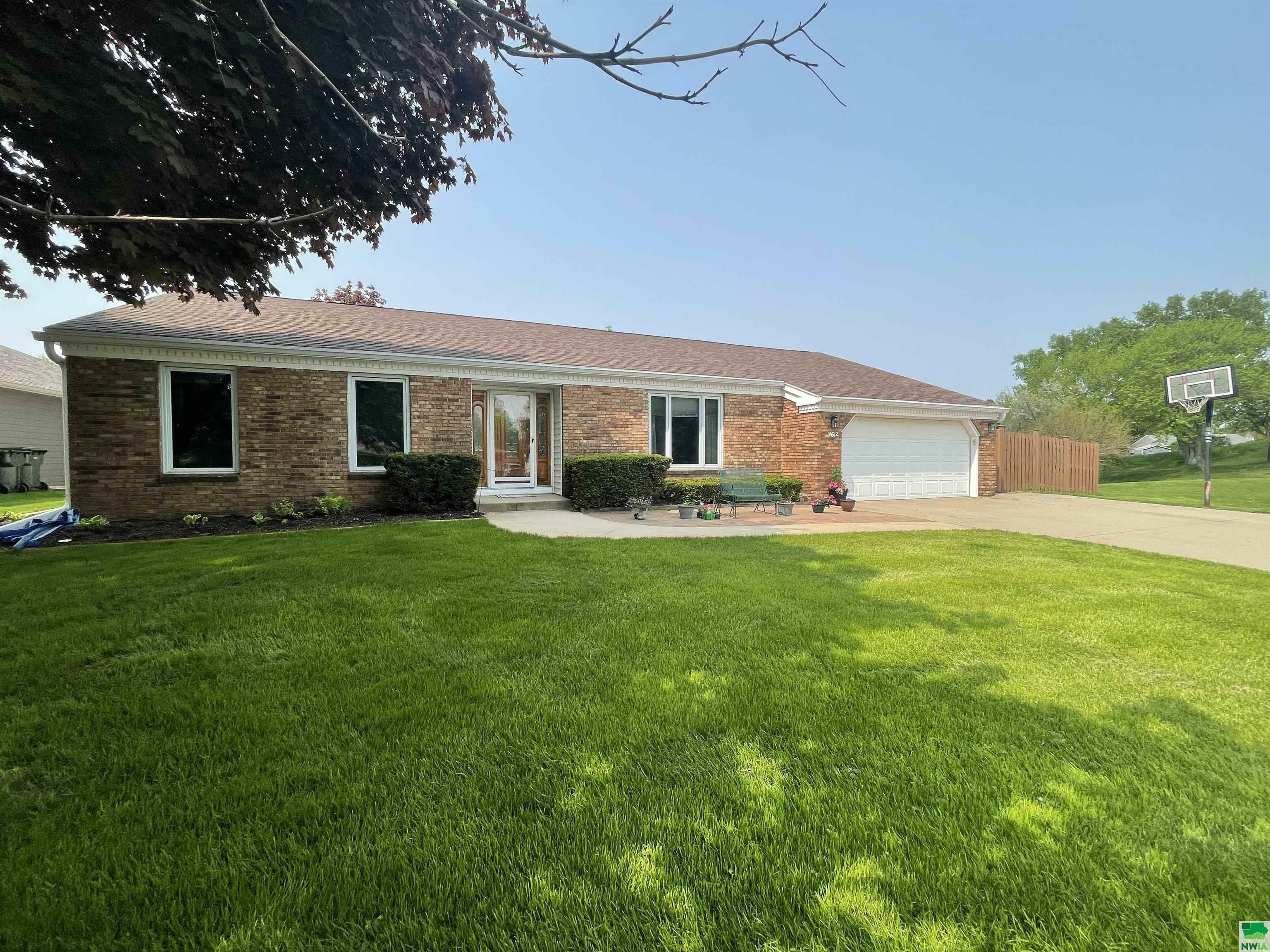 Property Photo:  1612 Hiawatha Trail  IA 51104 