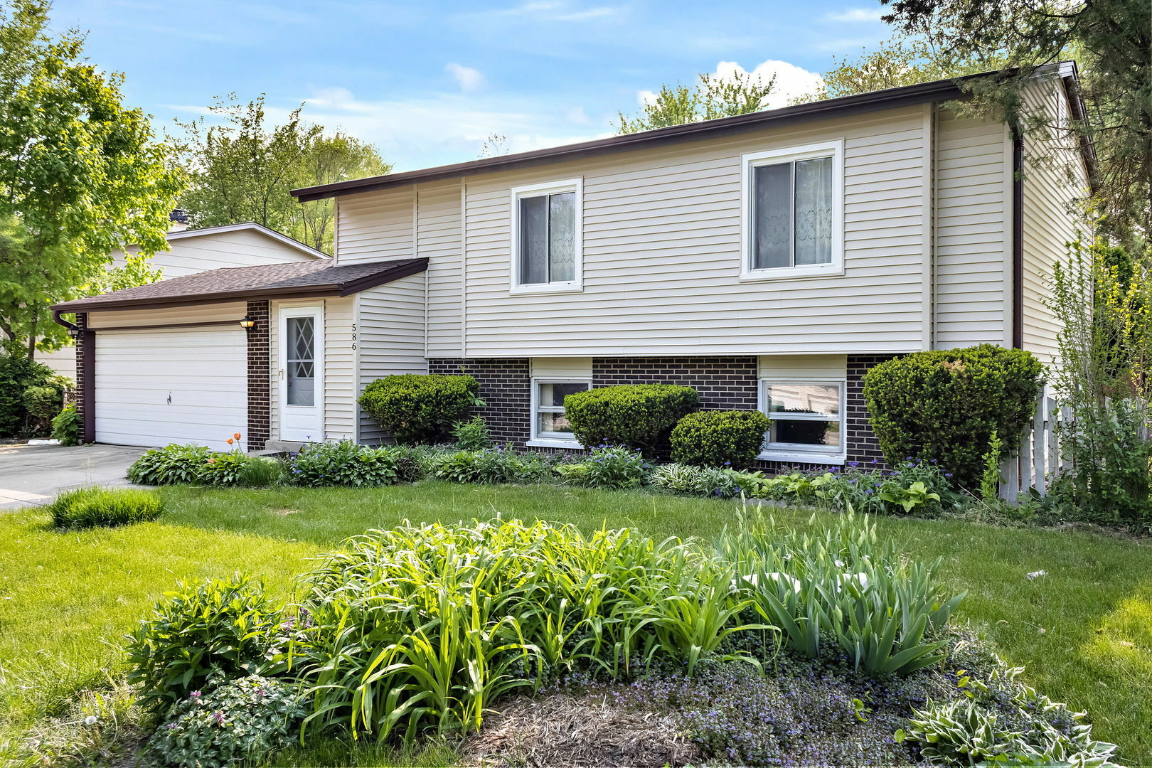 Property Photo:  586 Raupp Boulevard  IL 60089 