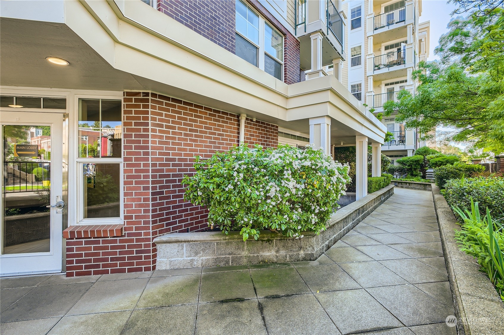 Property Photo: 530 4th Avenue W 303 WA 98119