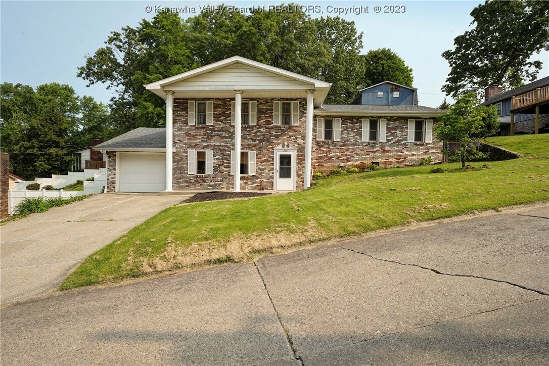 Property Photo: 302 Oakmont Drive WV 25159