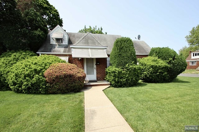 Property Photo:  4-52 Grunauer Place  NJ 07410 