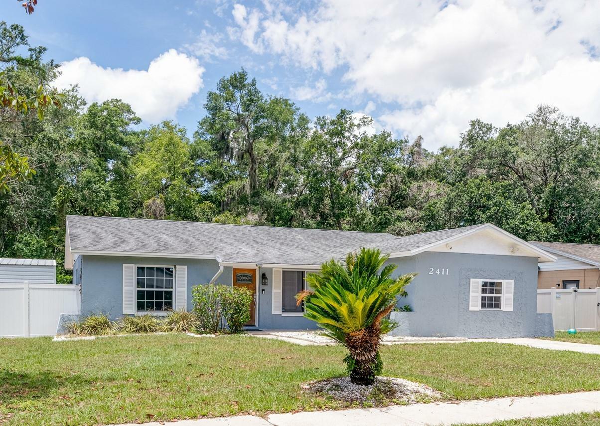 Property Photo:  2411 Devonwoode Place  FL 33584 