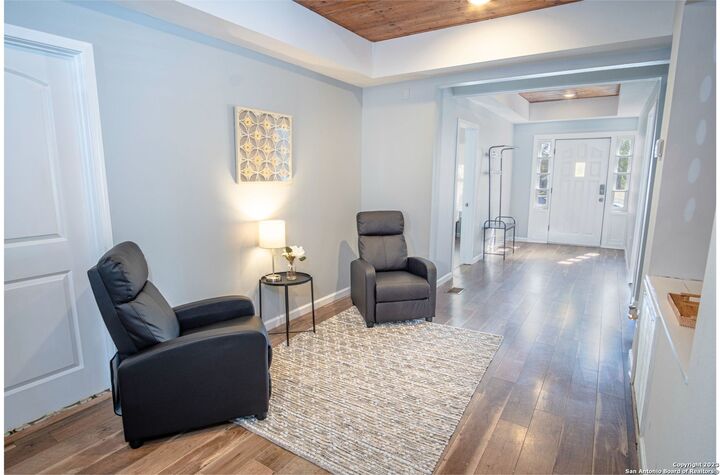 Property Photo: 1039 W French Pl TX 78212