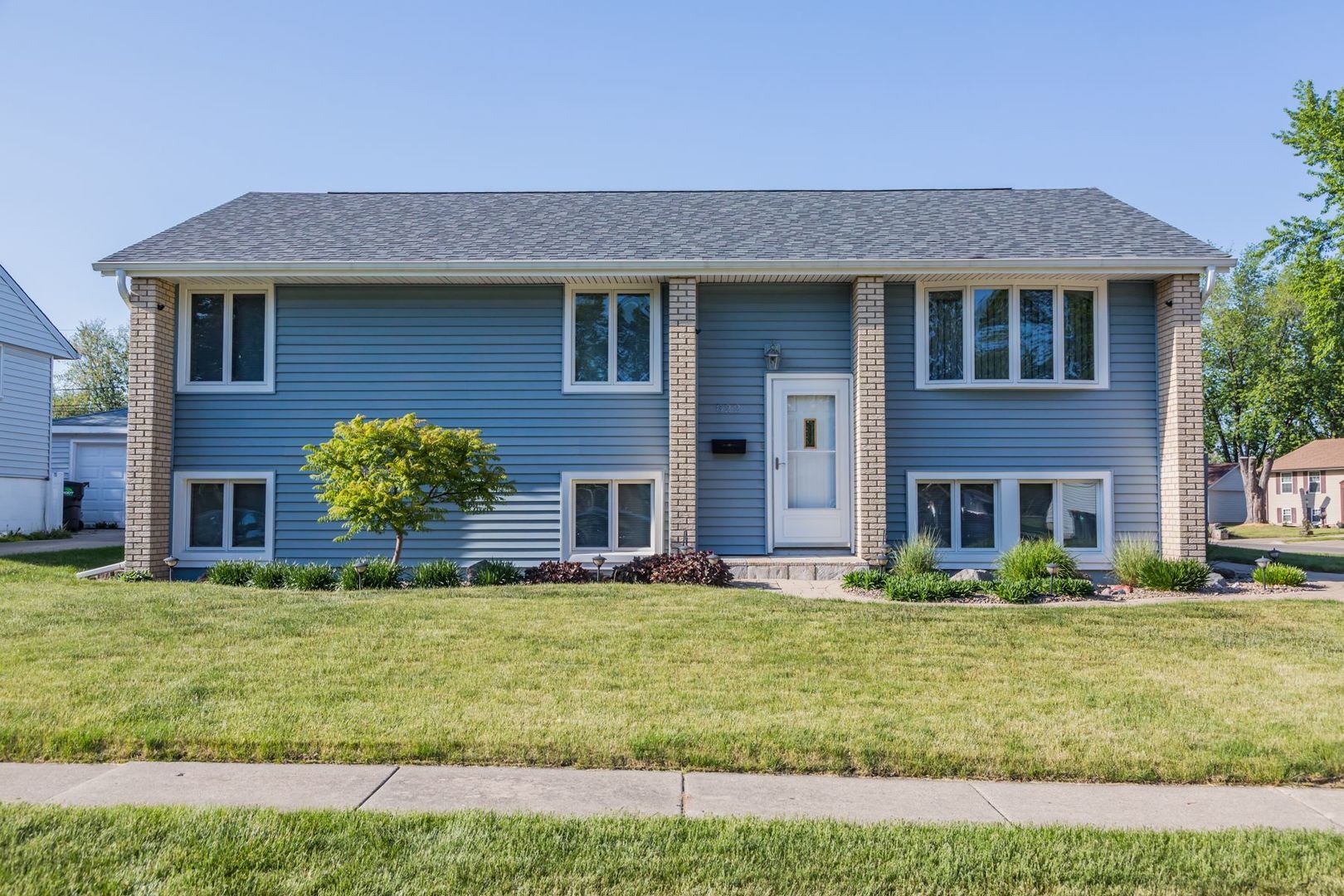 Property Photo: 822 Oriole Drive IL 60107