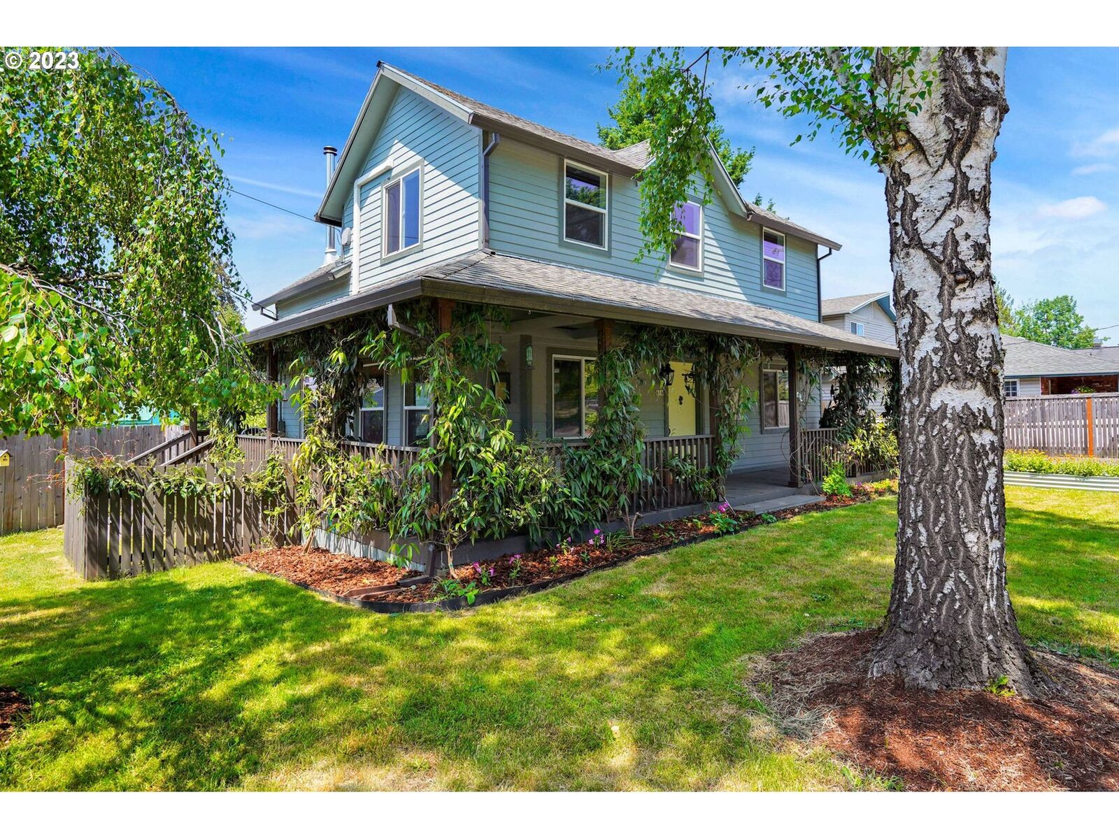 Property Photo: 616 W Main St OR 97381