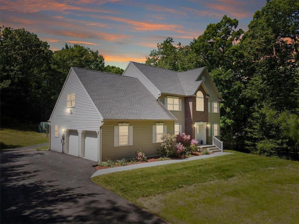 Property Photo: 140 Chipperfield Drive PA 18330