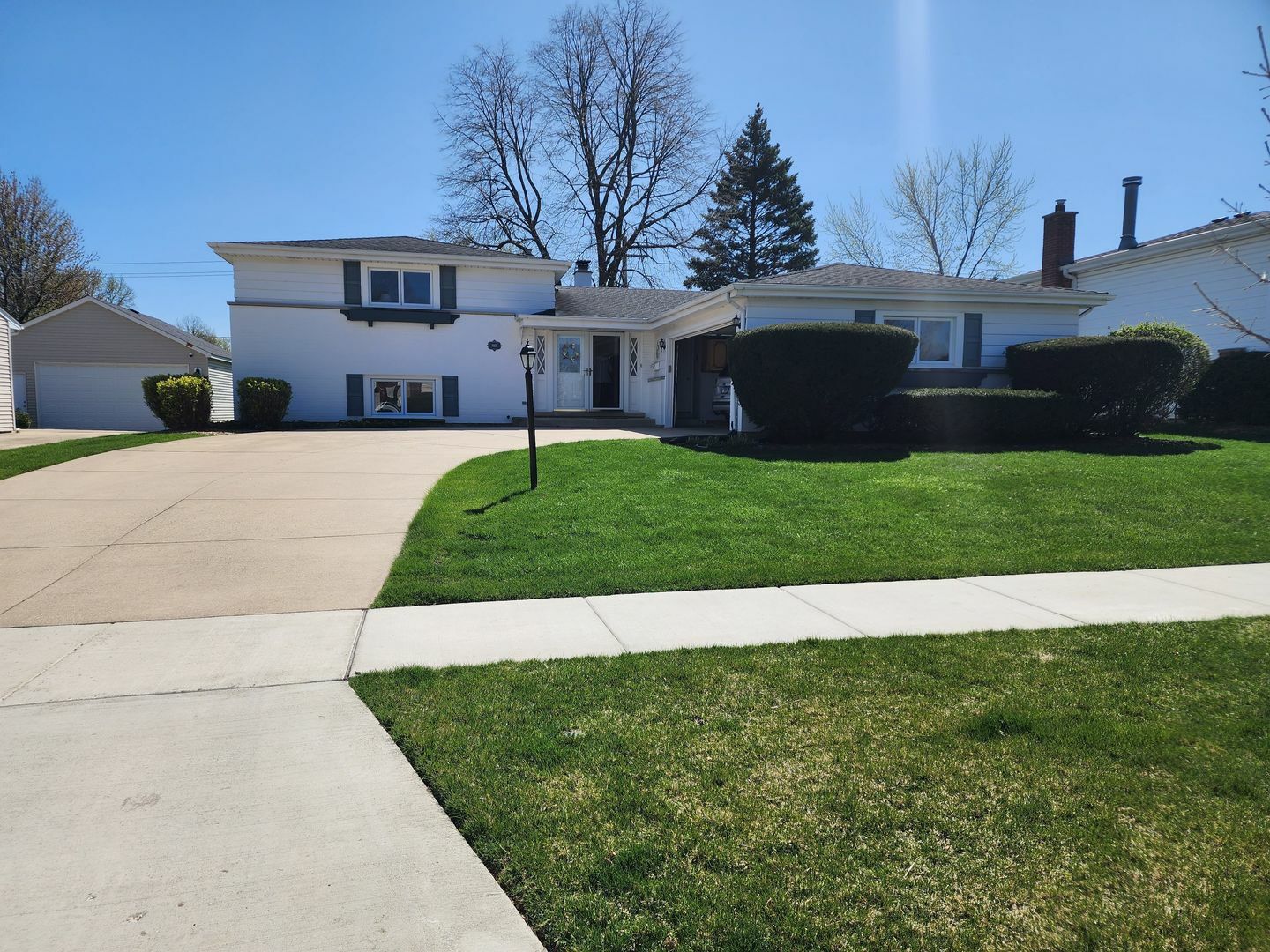 Property Photo:  1401 W Lexington Drive  IL 60004 