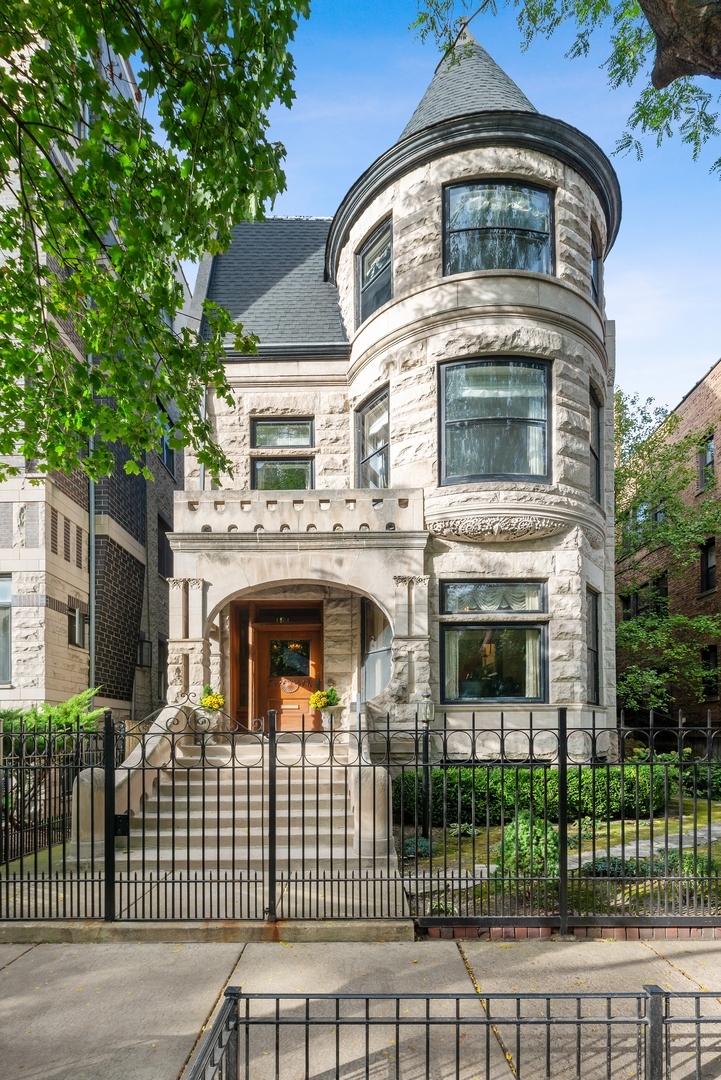 Property Photo: 512 W Oakdale Avenue IL 60657
