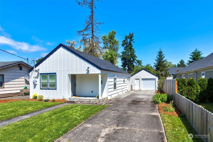 Property Photo: 811 Harris Street WA 98626