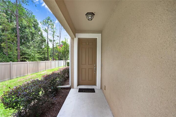 Property Photo:  10206 Newel Valley Loop  FL 33569 