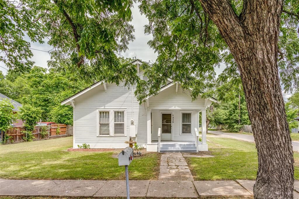Property Photo:  1439 S Walnut Street  TX 75090 