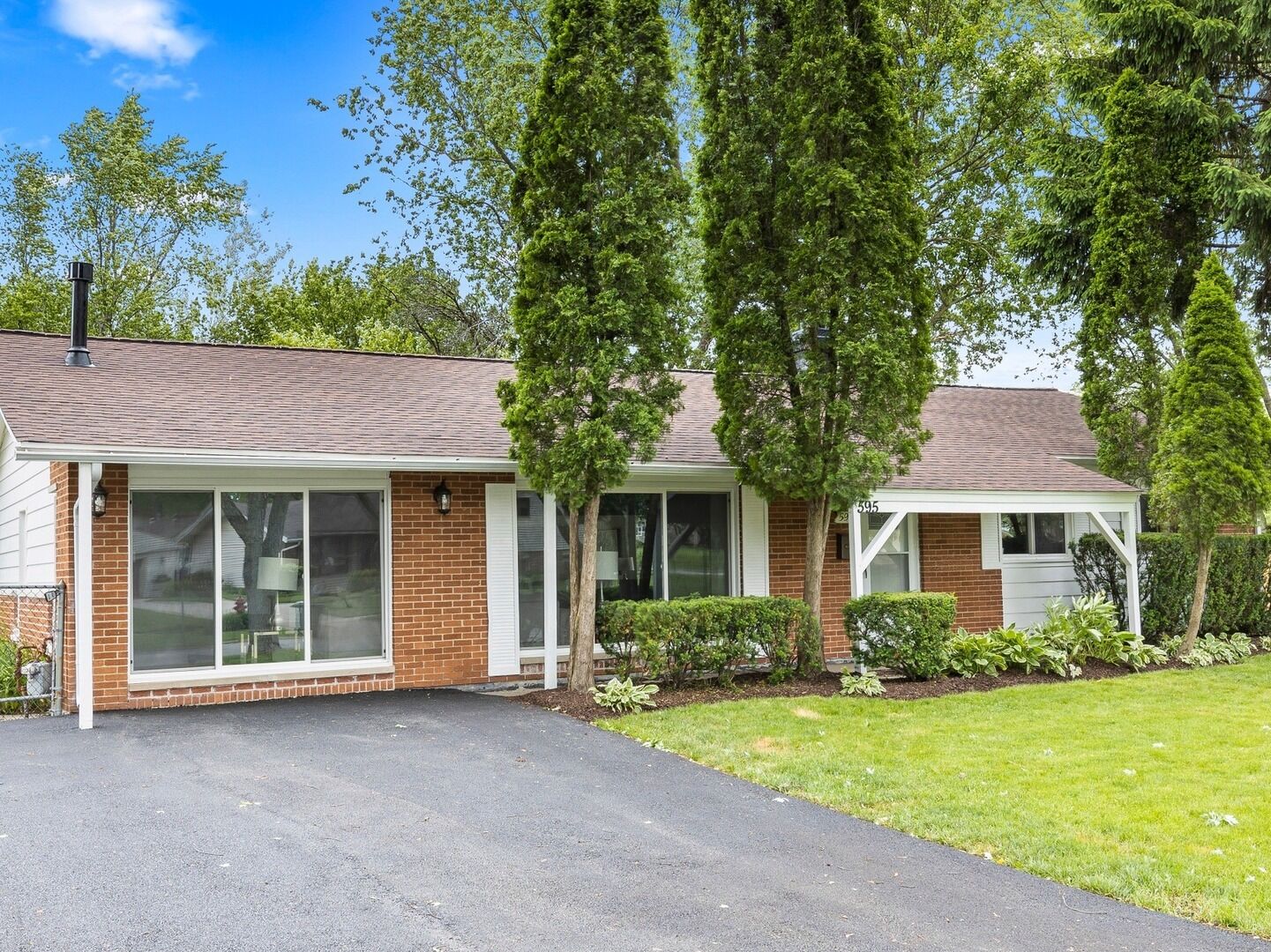 Property Photo: 595 Aberdeen Street IL 60169