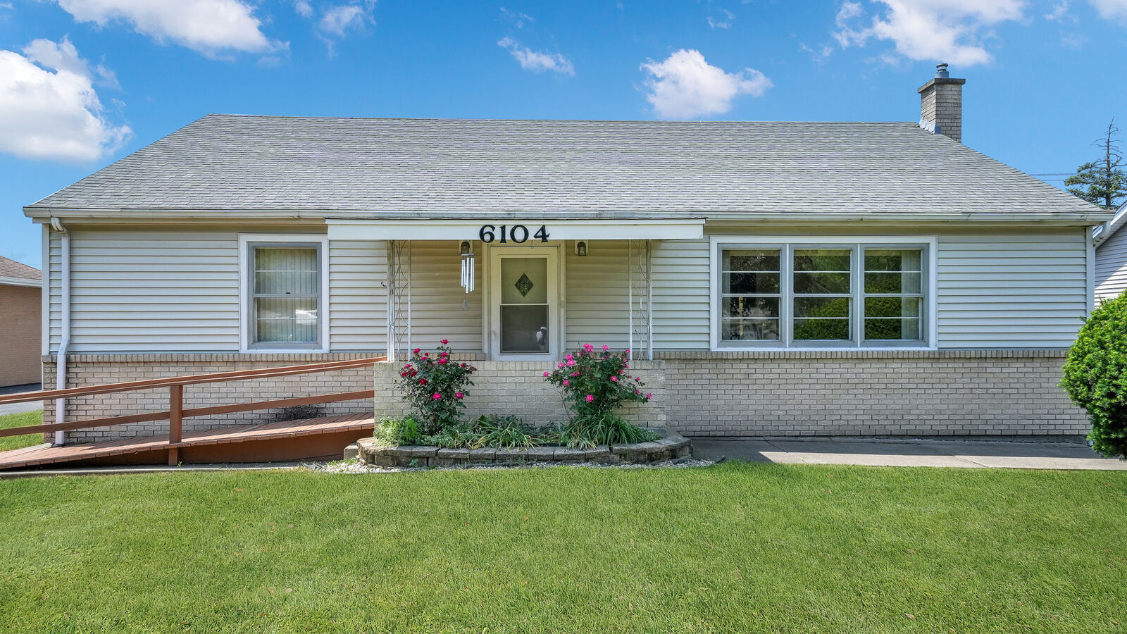 Property Photo:  6104 Janes Avenue  IL 60516 
