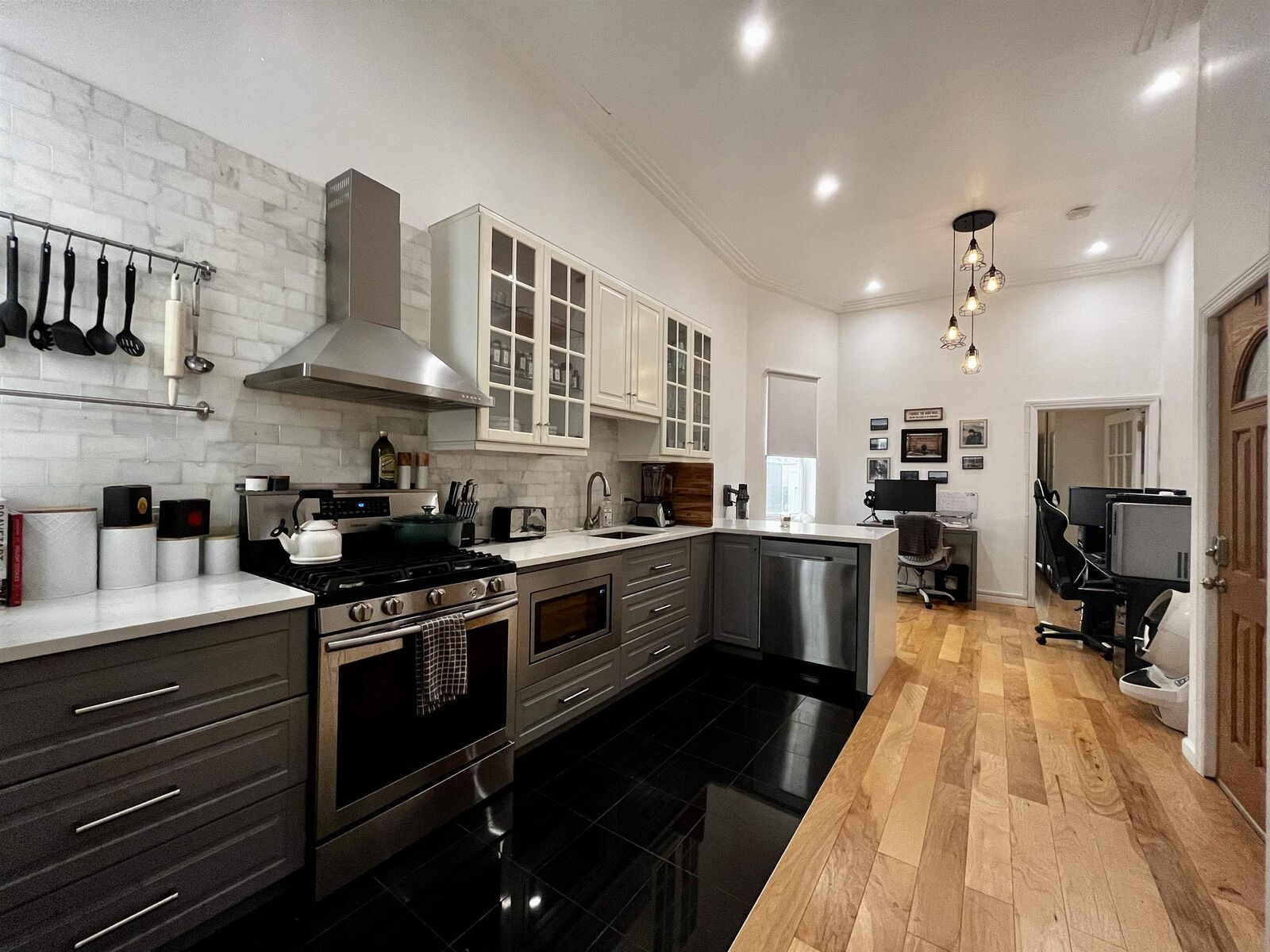 Property Photo: 35 Poplar St 3L NJ 07307-1111