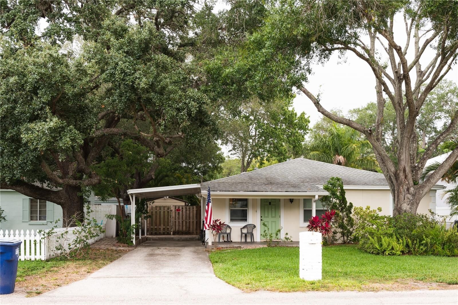 Property Photo: 4727 W Wallcraft Avenue FL 33611