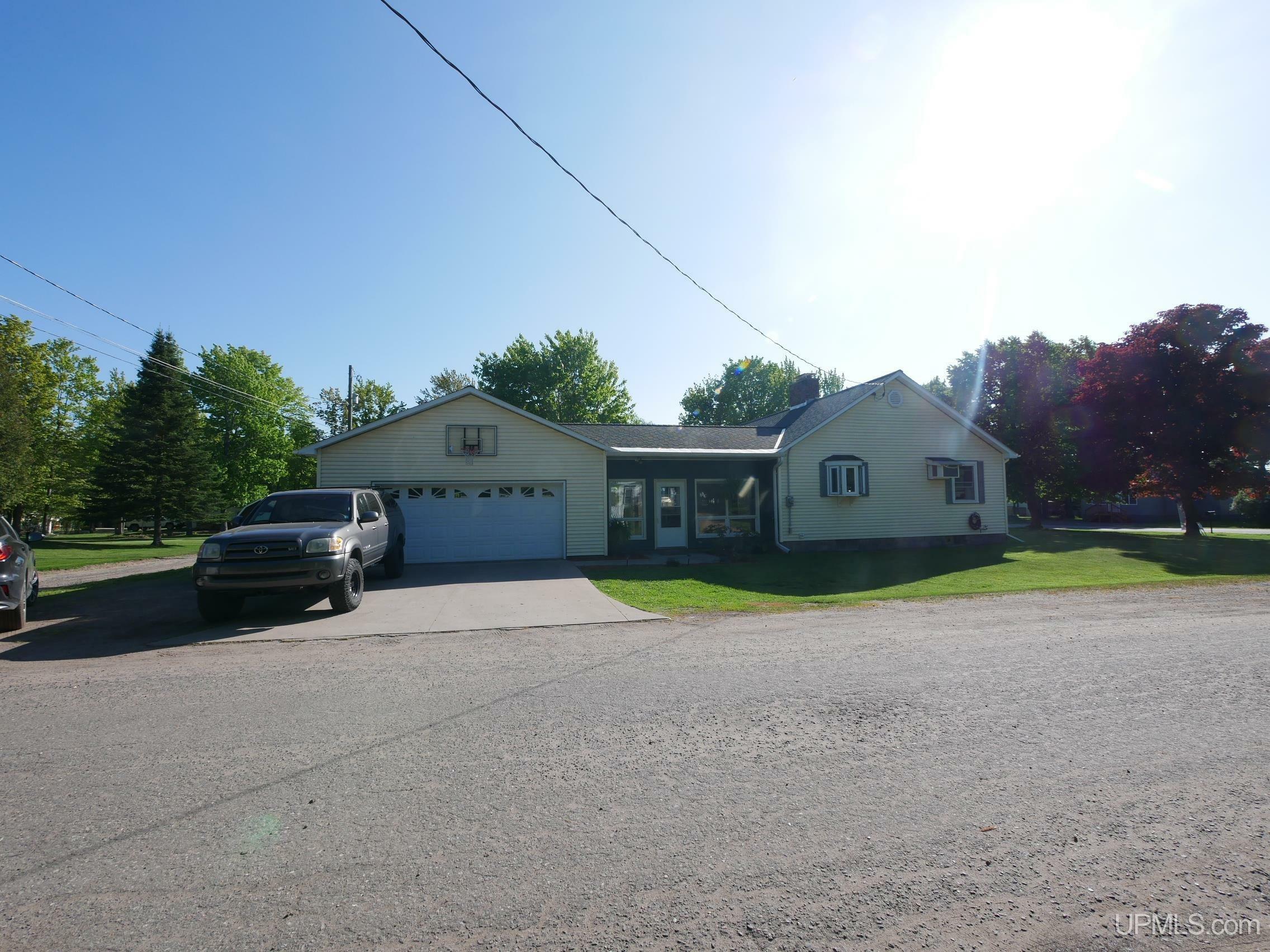 Property Photo:  637 N 4th  MI 49946 