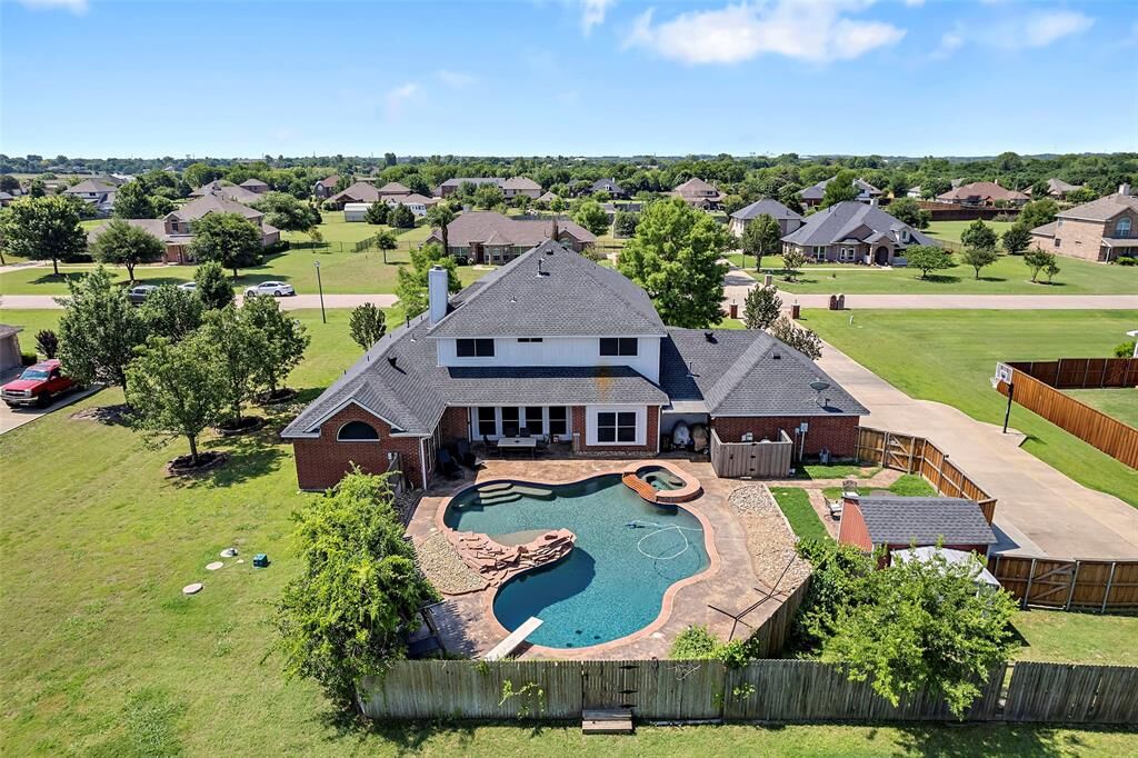 Property Photo: 2372 Saddlebrook Lane TX 75087