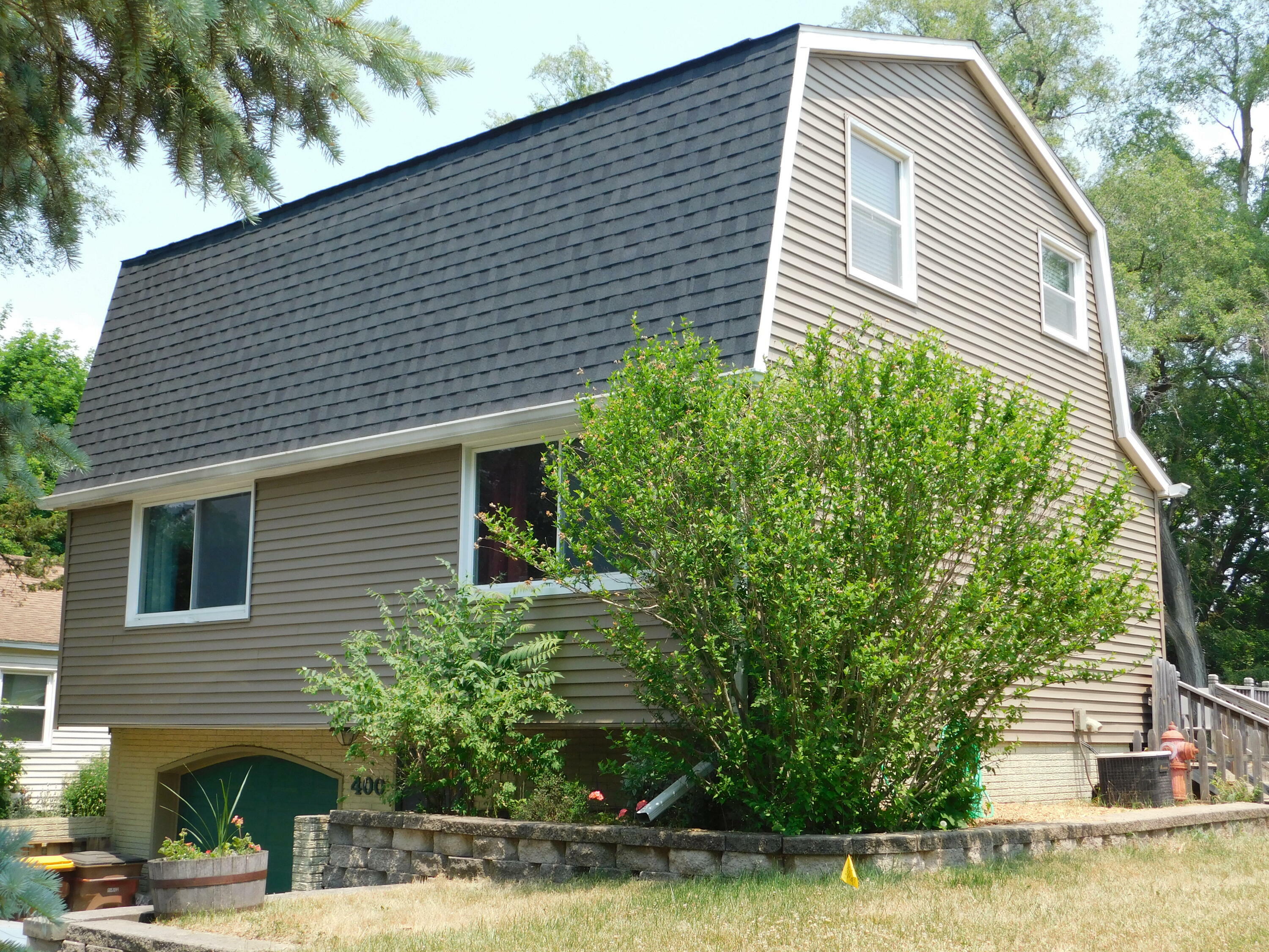 Property Photo:  400 Quarterline Street  MI 48875 