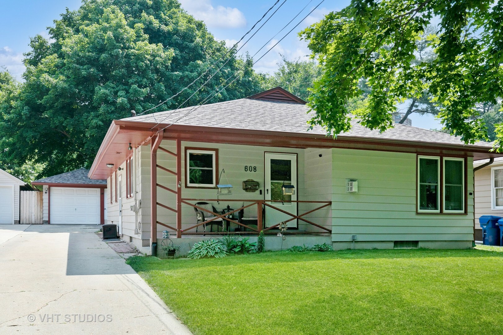 Property Photo:  608 E Roosevelt Street  IL 60115 