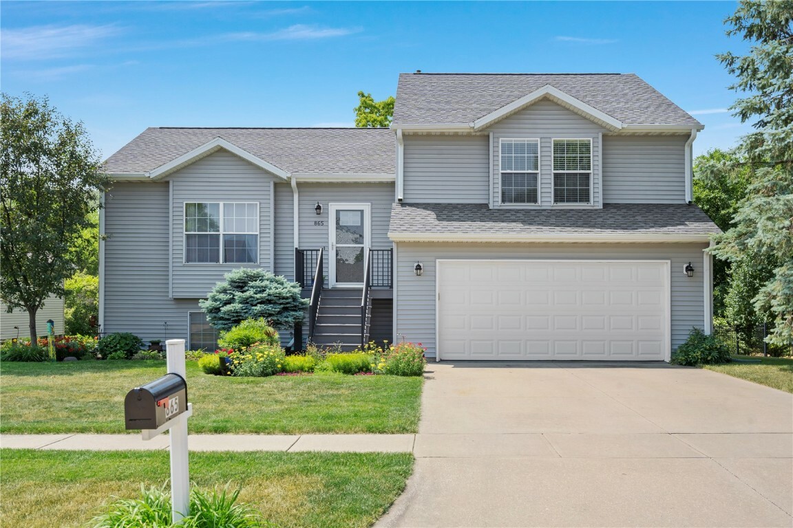 Property Photo:  865 Saint Andrews Drive  IA 52317 