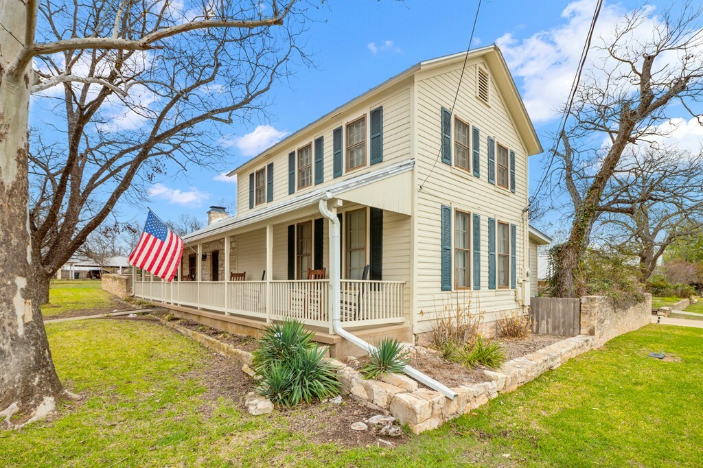 Property Photo:  211 Crockett St  TX 78624 