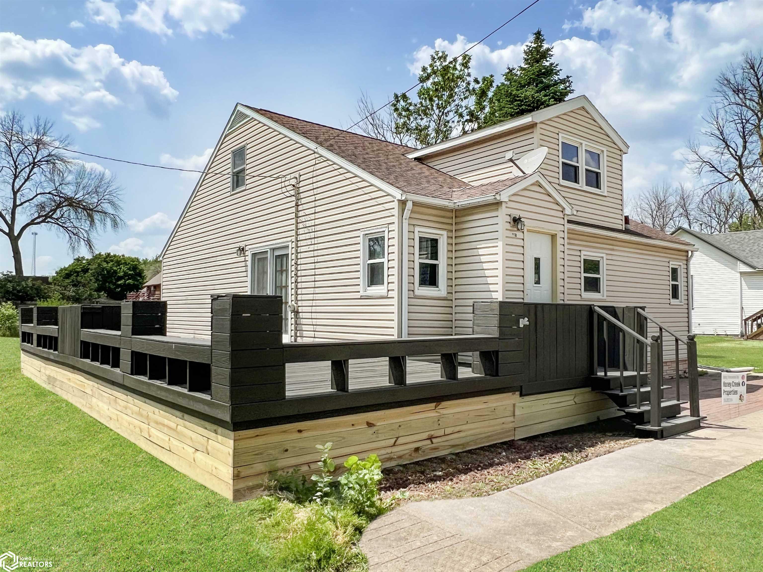 Property Photo:  719 Blaine Street  IA 50130 