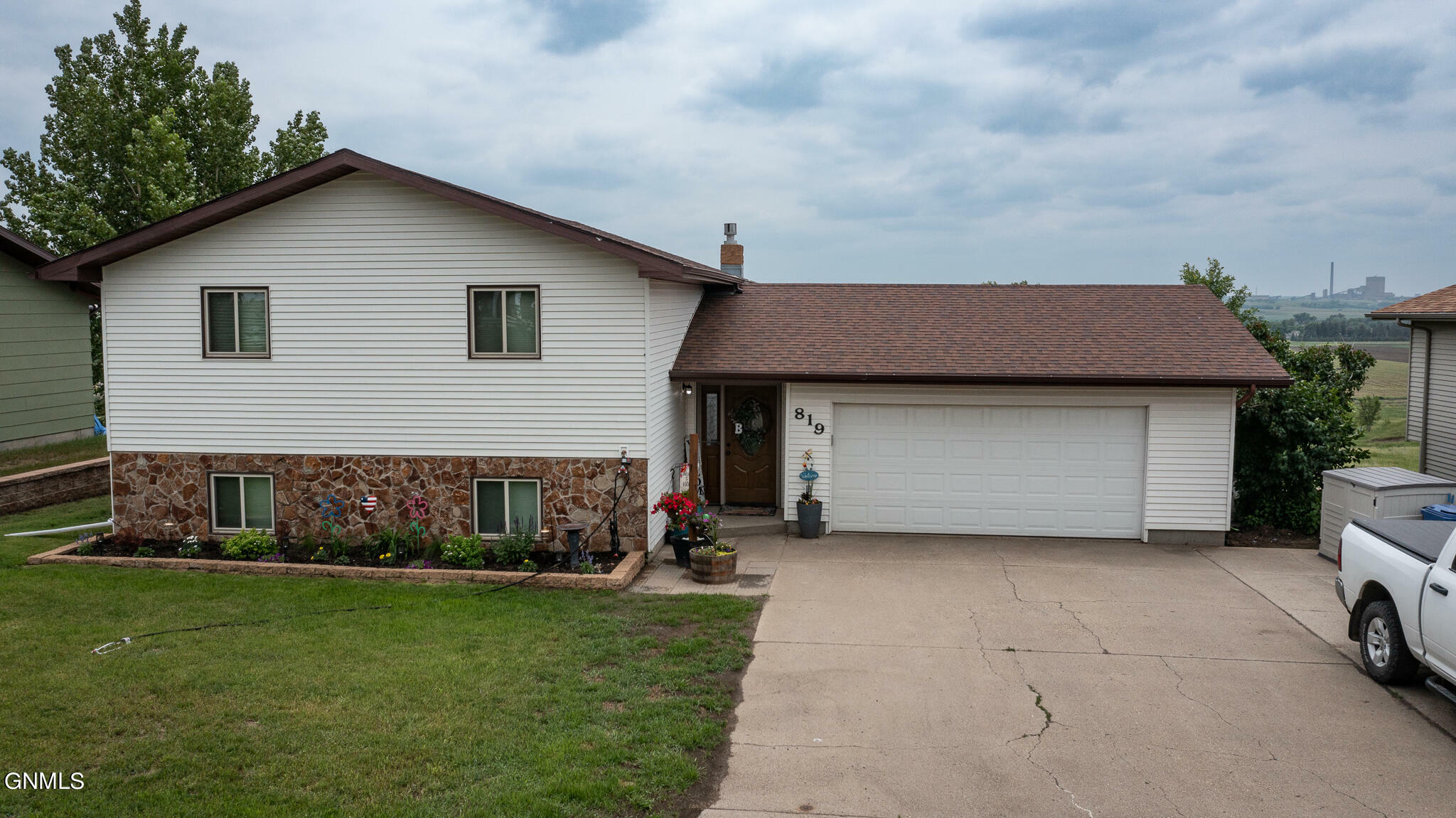 Property Photo:  819 1st Street NW  ND 58523 