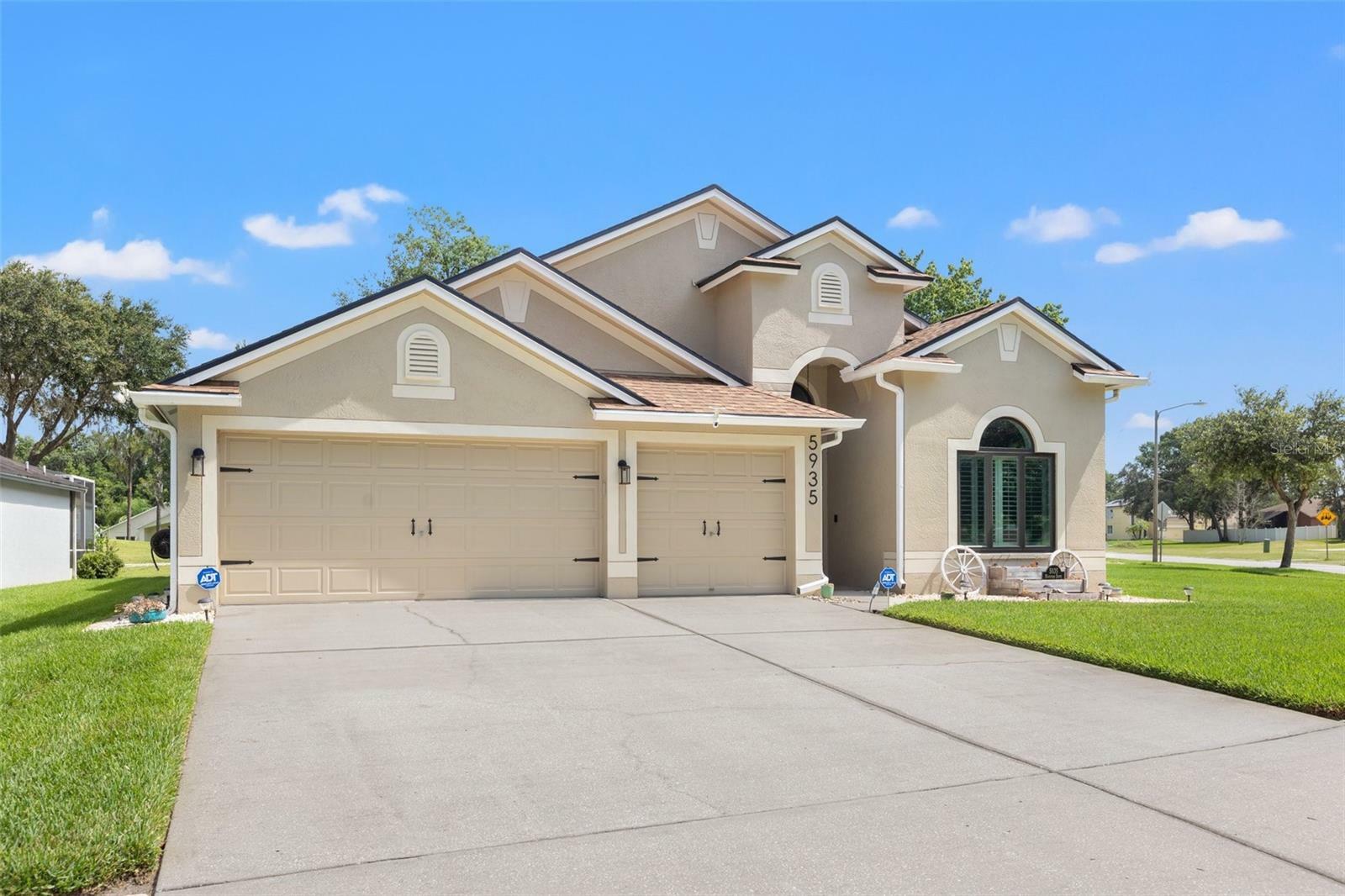 Property Photo:  5935 Montford Drive  FL 33541 