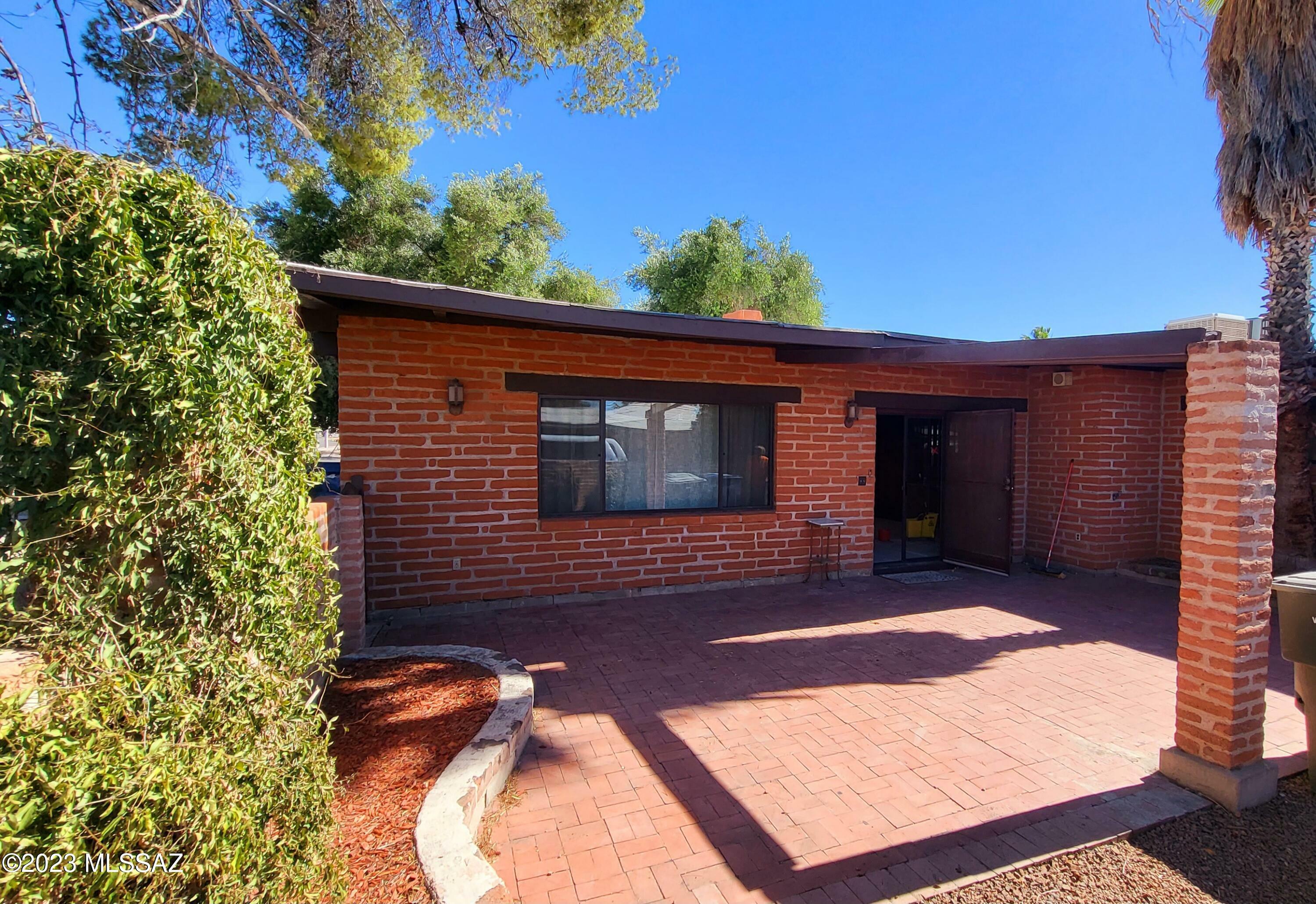 Property Photo:  1211 N Swan Road  AZ 85712 