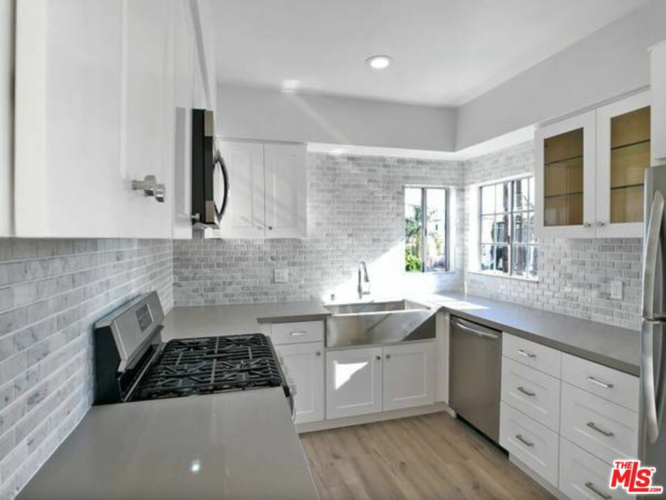 Property Photo:  1251  Brockton Ave 101  CA 90025 